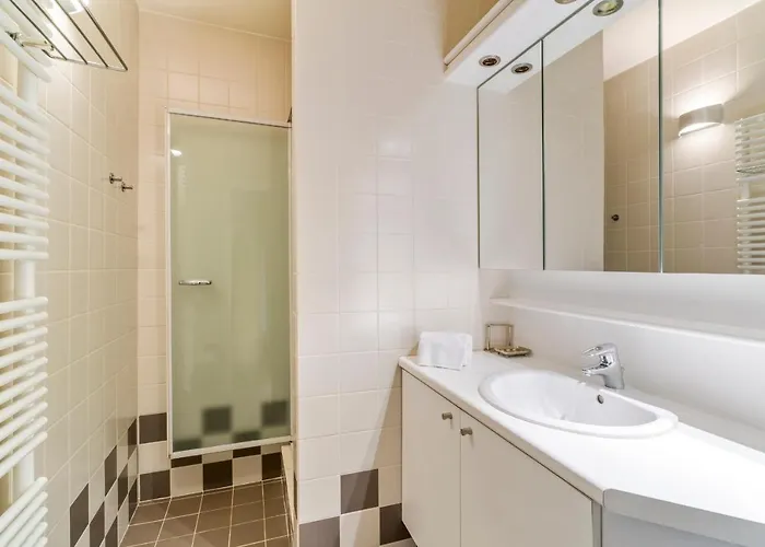 Apartment Zonnig Familie App Op Zeedijk Met Zeezicht Voor 6p Ostende